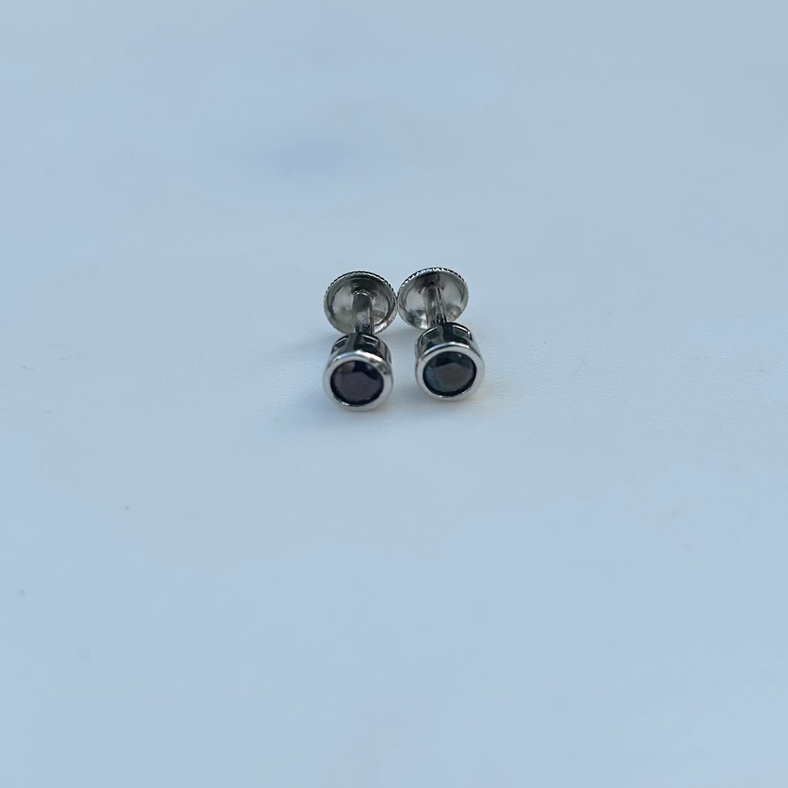 Stud earrings 